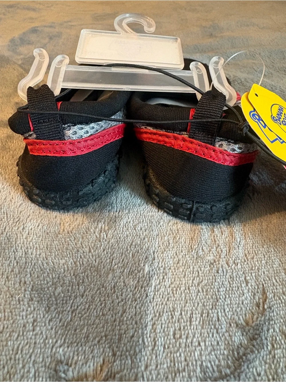 Banana Boat Kids Black and Red Water Shoes Size L (9/10)